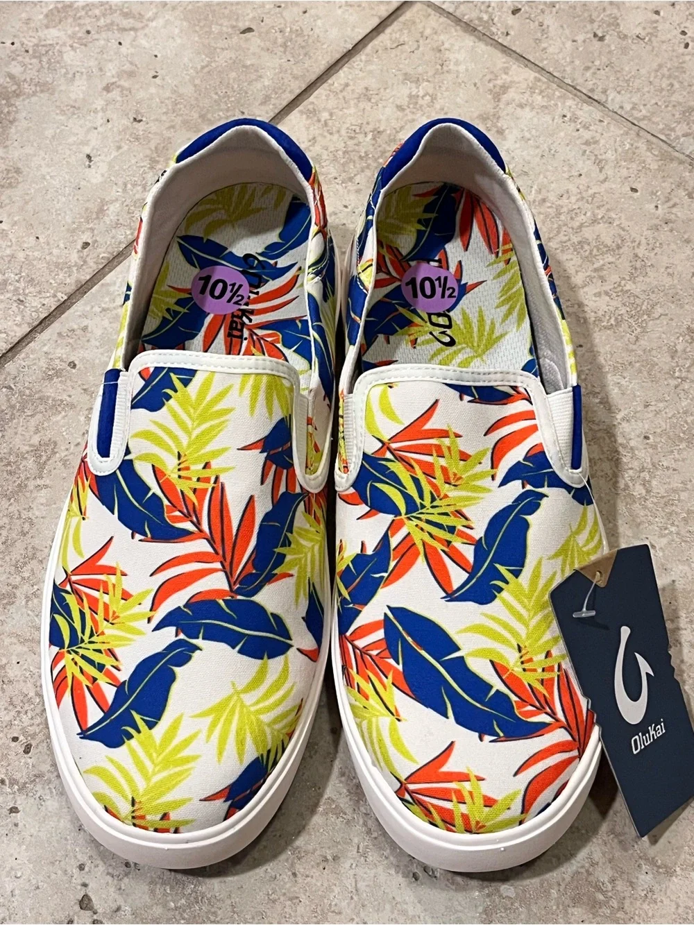 OluKai Lae‘ahi Pa‘i Men’s Slip-On Shoes 10.5 White/Aloha NWT Hawaain Floral AOP